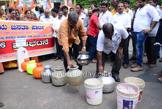 BJP stages protest 1